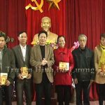 Hội nông dân tỉnh Nghệ An tặng quà cho người nghèo ở huyện Đô Lương